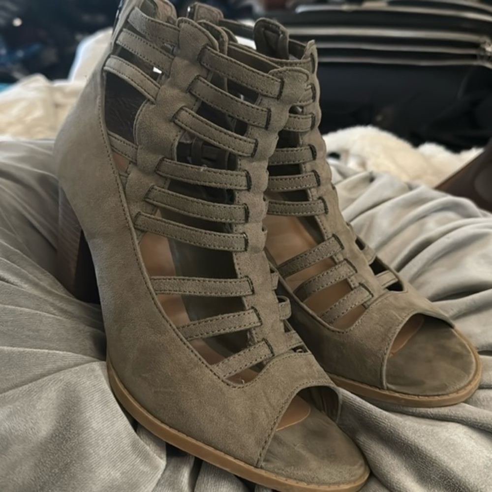 Guess women size 10 green suede, like material
